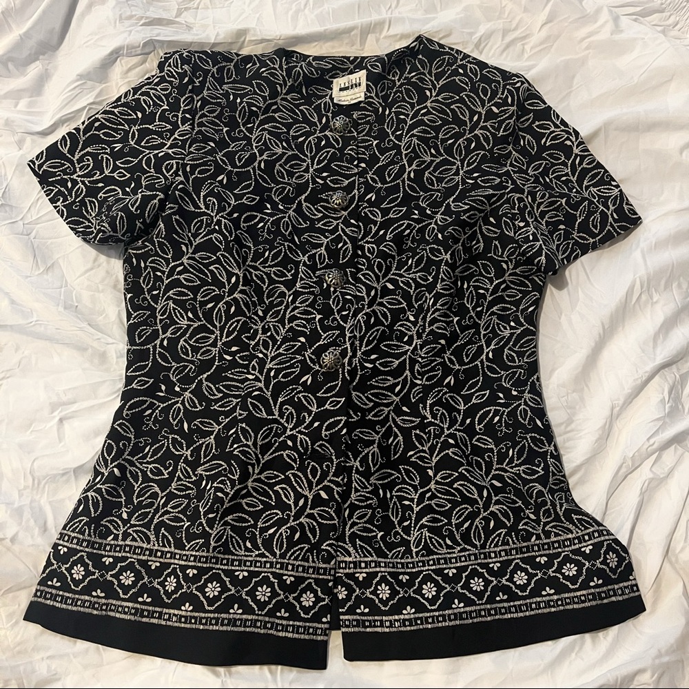 💖 BOGO FOR A $1 SALE Vintage Leslie Fay Patterned Button Up Blouse